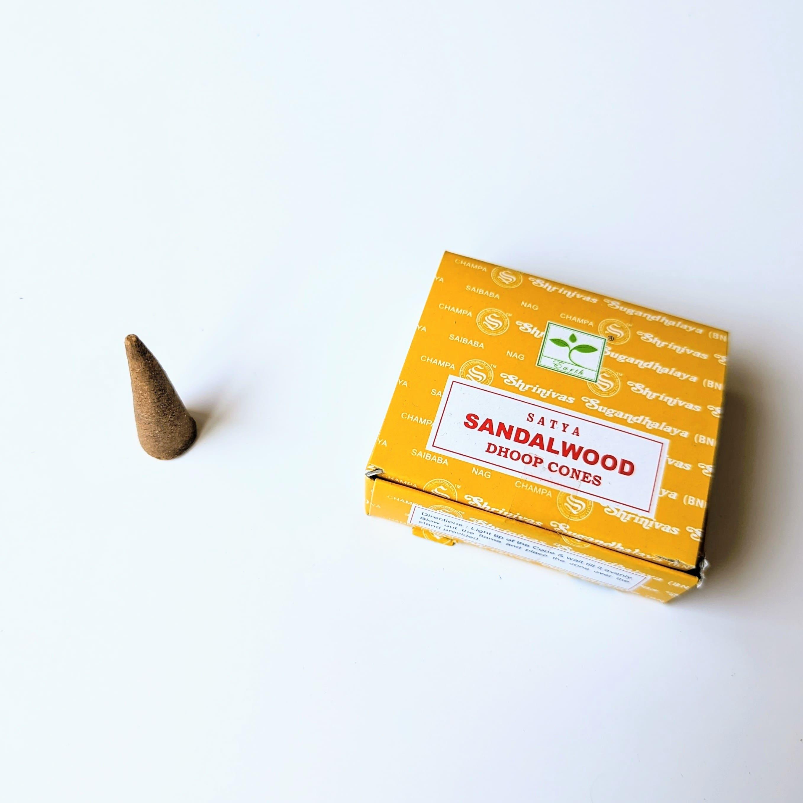 Sandelholz-Räucherstäbchen – Satya | Schachtel mit 12 Kegeln und Halter inklusive 